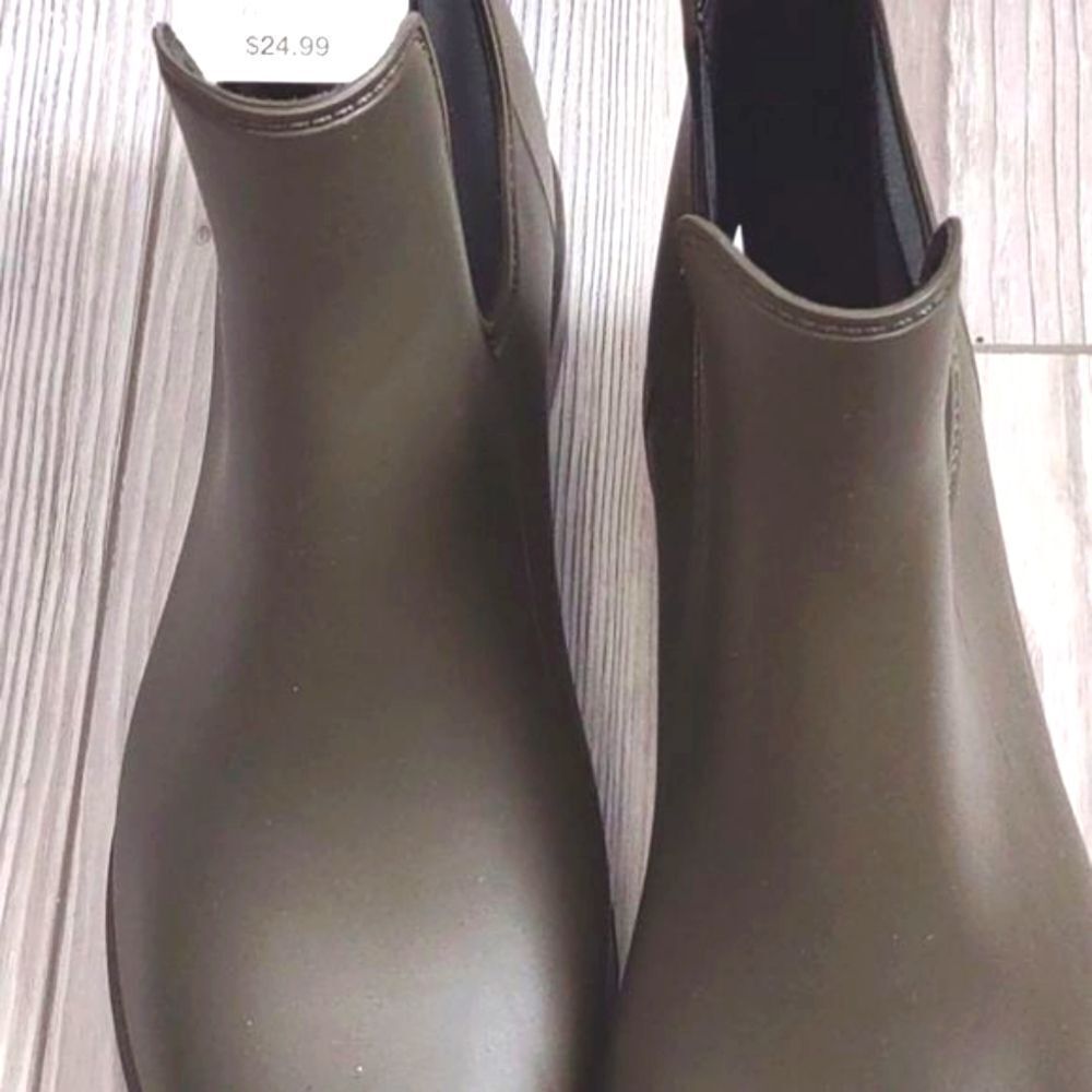 (28-0262)  A New Day Green Rain Boots CHELSEA Sz 11